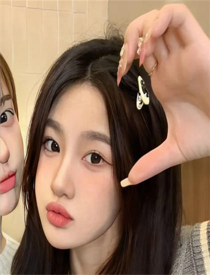 美國最好看的大片_女人邁開腿讓男人吃草莓